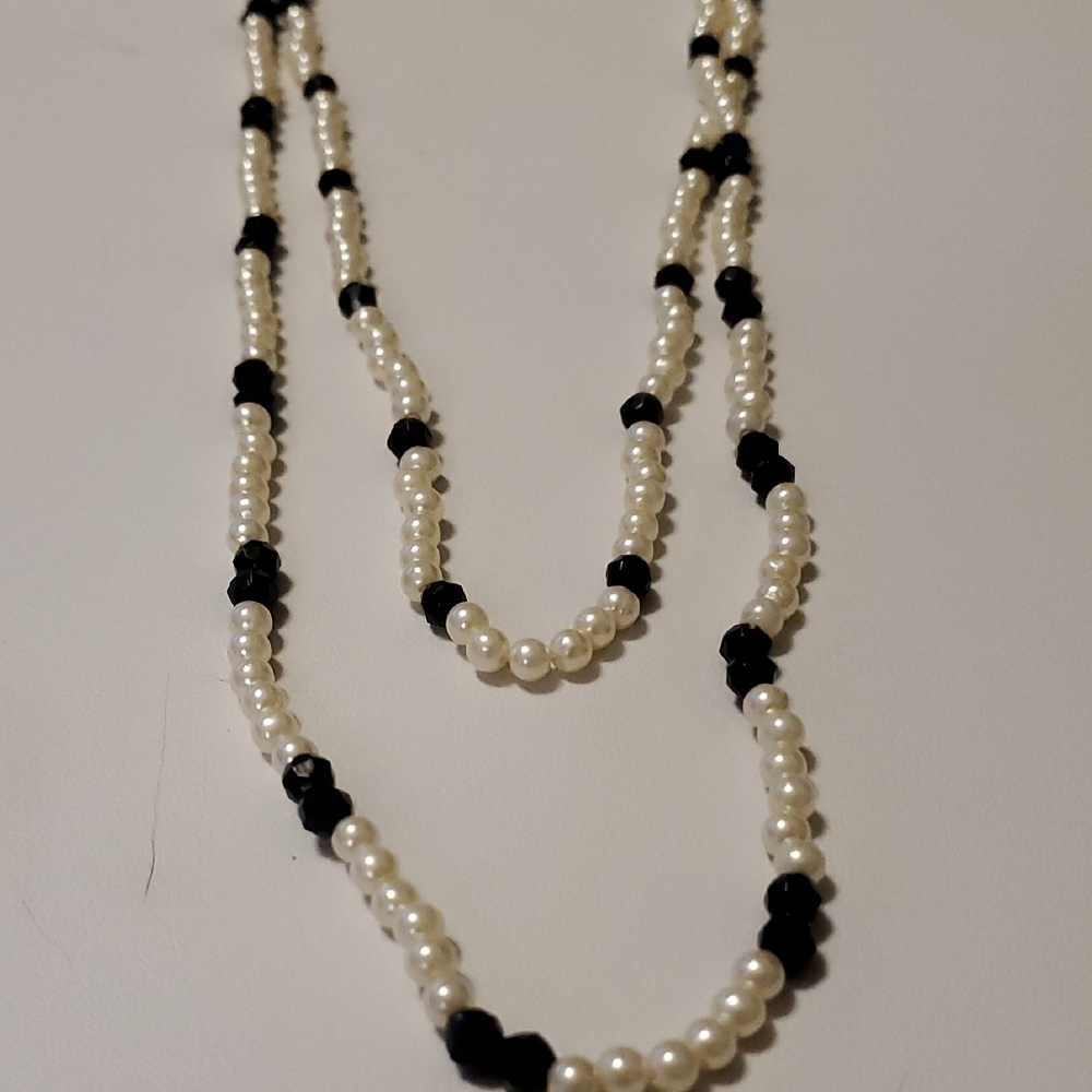 Elegant Black and White Pearl Necklace